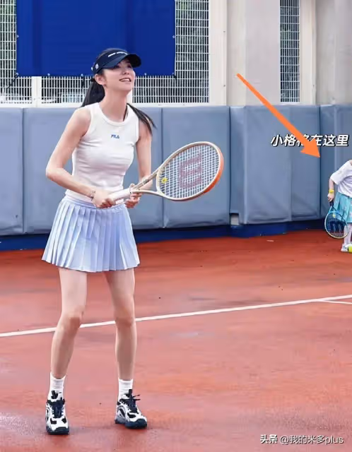張馨月一家三口打網球,3歲女兒打扮甜美,林峯肌肉明顯體格壯實