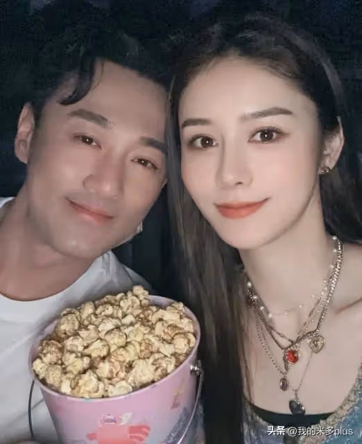 張馨月一家三口打網球,3歲女兒打扮甜美,林峯肌肉明顯體格壯實