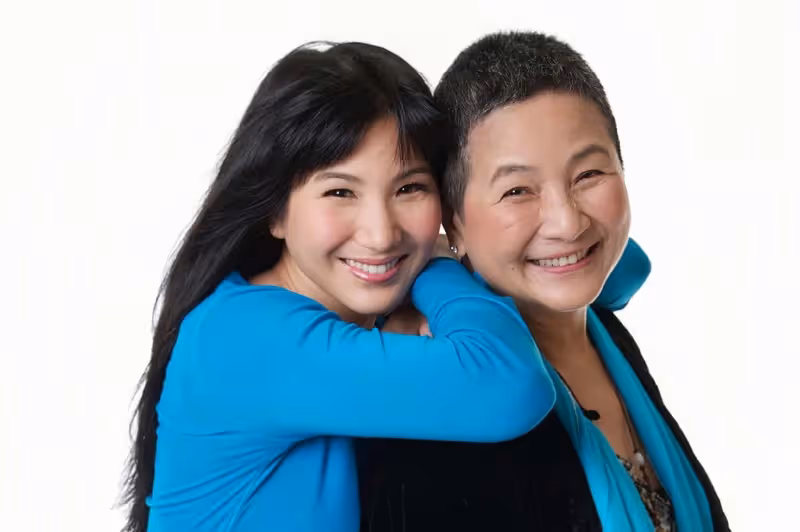 鄭佩佩女兒嫁非洲籍老公,混血兒子顏值高,淡出娛樂圈做瑜伽老師