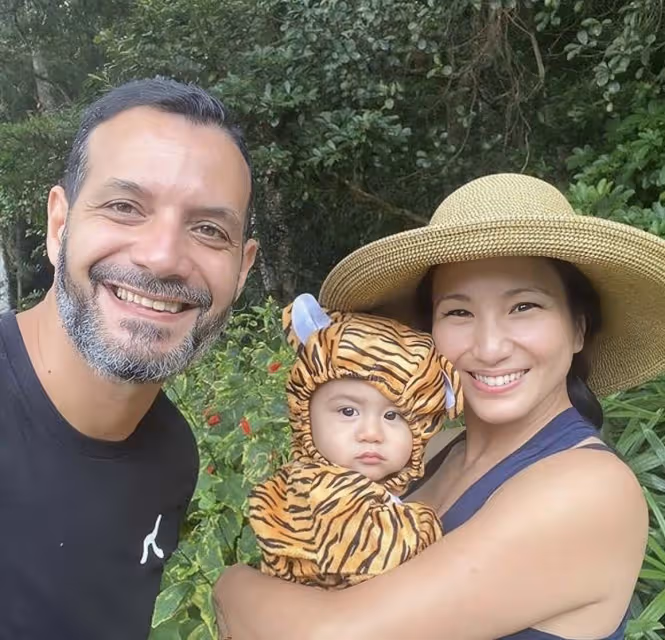 鄭佩佩女兒嫁非洲籍老公,混血兒子顏值高,淡出娛樂圈做瑜伽老師