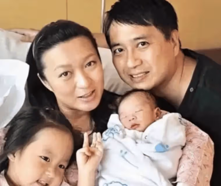 TVB金牌配角不受離婚影響,與童年偶像開心合影,曾被傳聞「紅杏出牆」