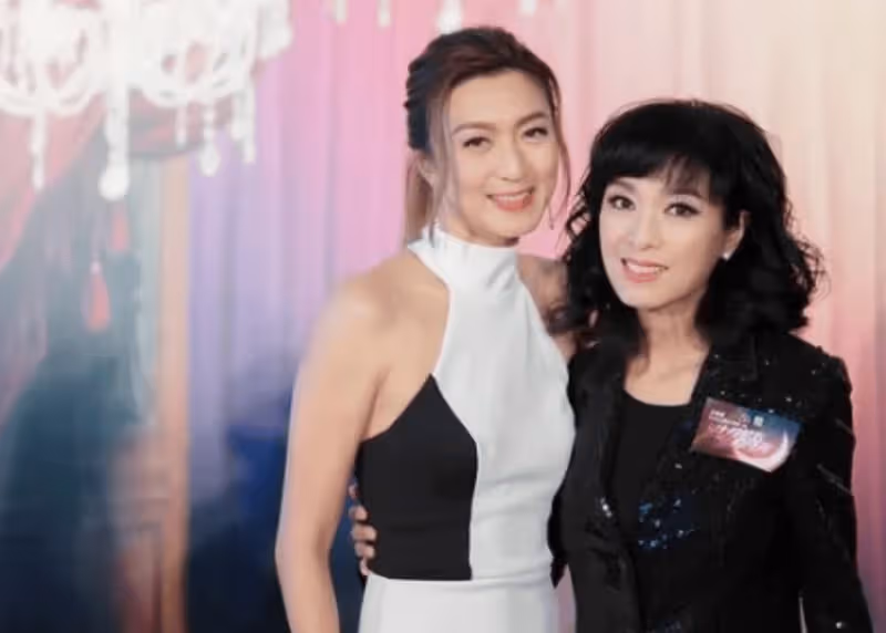 TVB金牌配角不受離婚影響,與童年偶像開心合影,曾被傳聞「紅杏出牆」