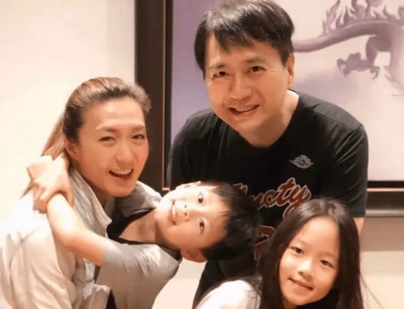 TVB金牌配角不受離婚影響,與童年偶像開心合影,曾被傳聞「紅杏出牆」