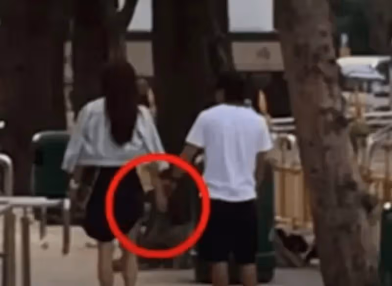 TVB金牌配角不受離婚影響,與童年偶像開心合影,曾被傳聞「紅杏出牆」