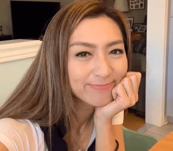 TVB金牌配角不受離婚影響,與童年偶像開心合影,曾被傳聞「紅杏出牆」