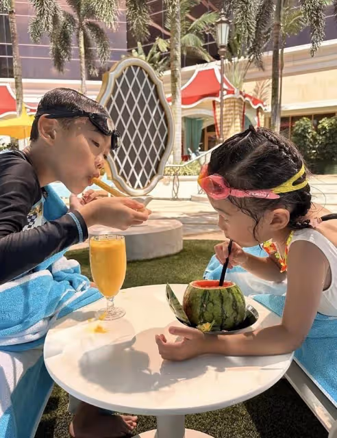知名港星謝天華近況曝光!妻兒為其澳門慶生,一對子女皮膚黝黑