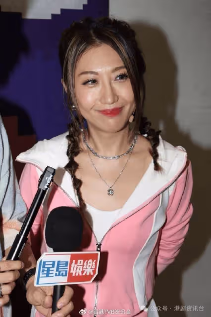 錢嘉樂飛起掌門人擔正做主持!曾與鄭佩佩同一經理人