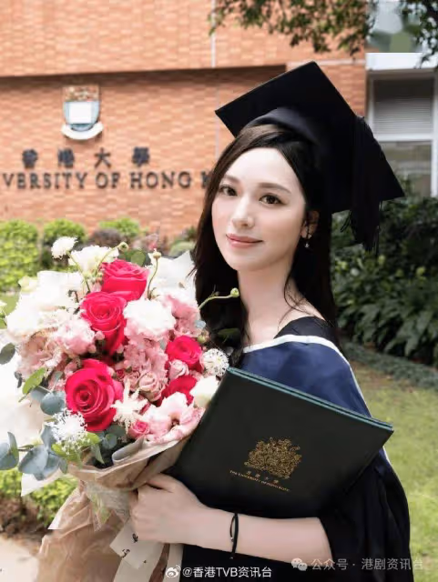 TVB港姐冠軍港大碩士畢業!手抱鮮花狂擺Pose大曬白滑長腿