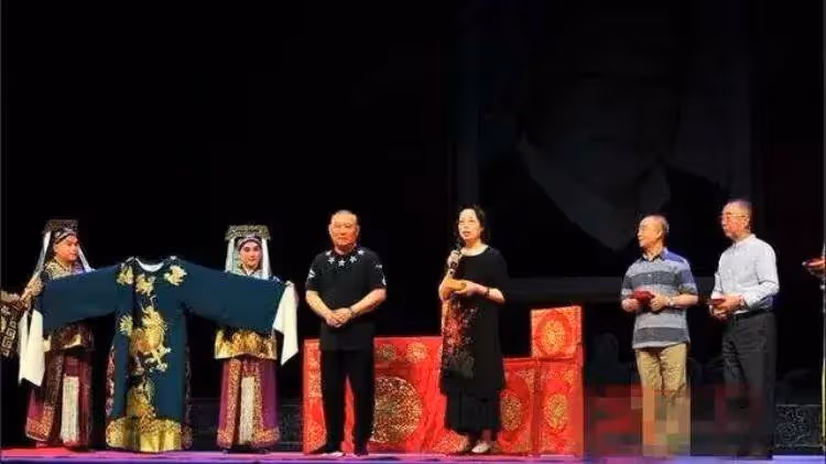 京劇界又一盛事!麒派表演藝術家陳少雲收徒,師弟郭德綱到場慶祝
