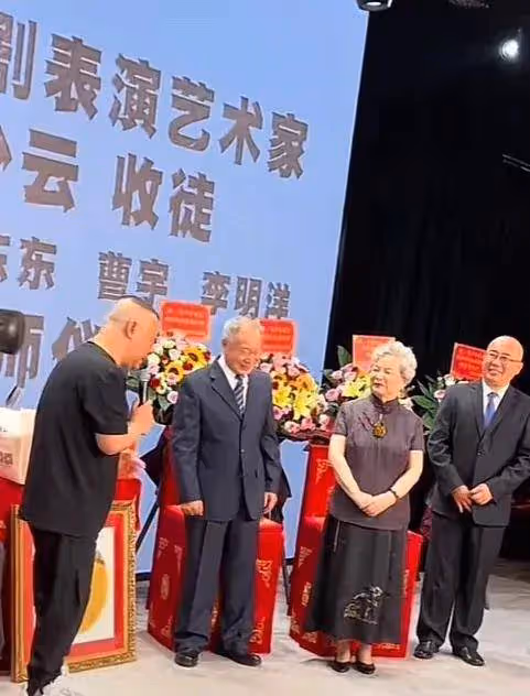 京劇界又一盛事!麒派表演藝術家陳少雲收徒,師弟郭德綱到場慶祝