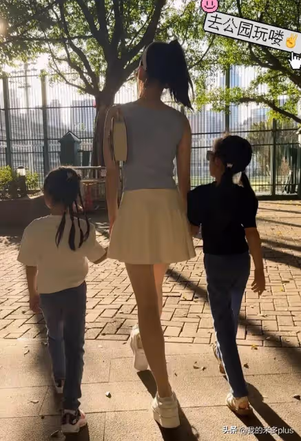 郭富城老婆帶娃遛彎，小女兒超像爸爸，方媛手提17500包包顯貴氣