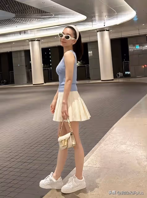郭富城老婆帶娃遛彎，小女兒超像爸爸，方媛手提17500包包顯貴氣