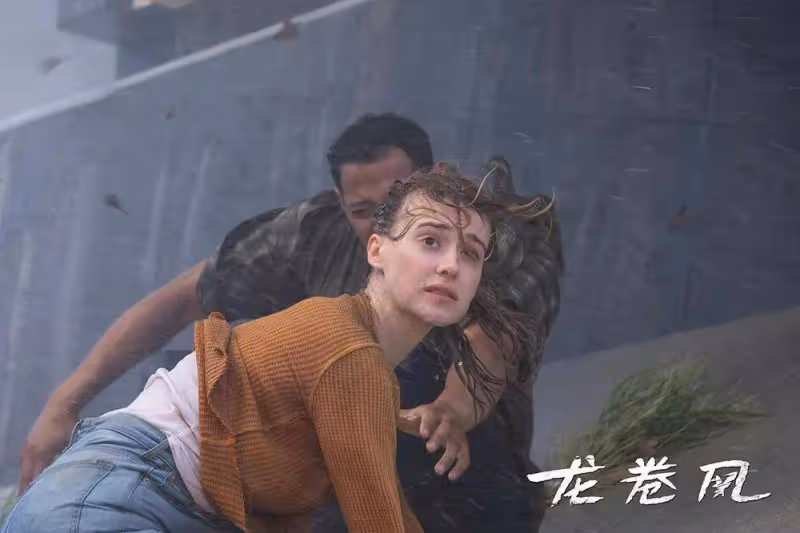 《龍捲風》女主角黛西太驚艷!膚白貌美大長腿性感撩人