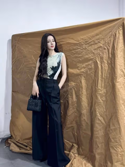 迪麗熱巴單手插兜御姐范十足,身材高挑修長超美艷