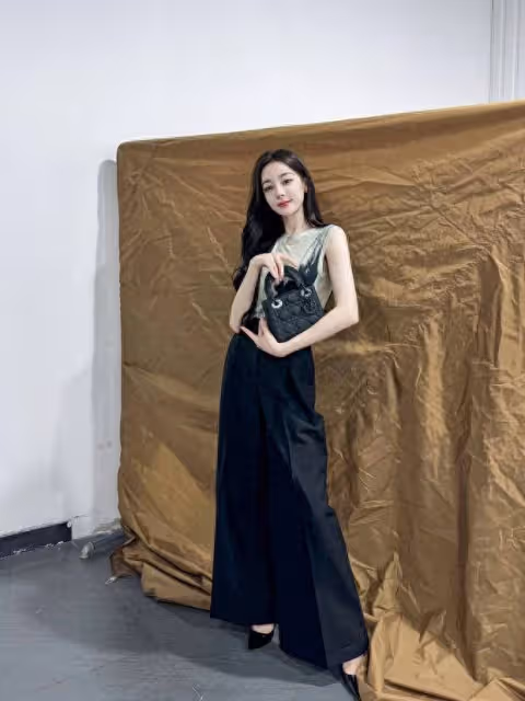 迪麗熱巴單手插兜御姐范十足,身材高挑修長超美艷