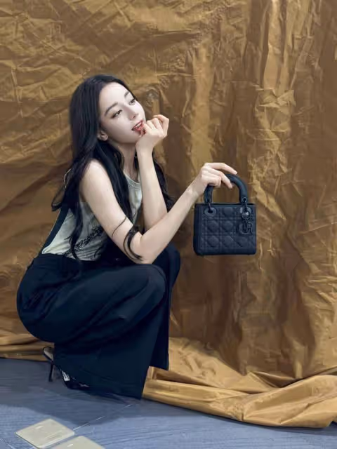 迪麗熱巴單手插兜御姐范十足,身材高挑修長超美艷