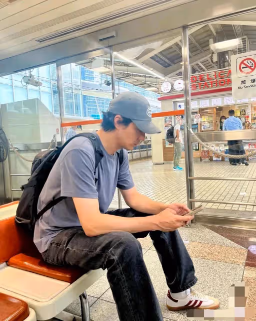 趙寅成更新動態，戴帽子依然有少年，和導演合影腿長到人家肚子
