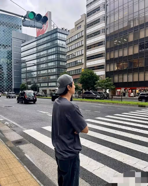 趙寅成更新動態，戴帽子依然有少年，和導演合影腿長到人家肚子