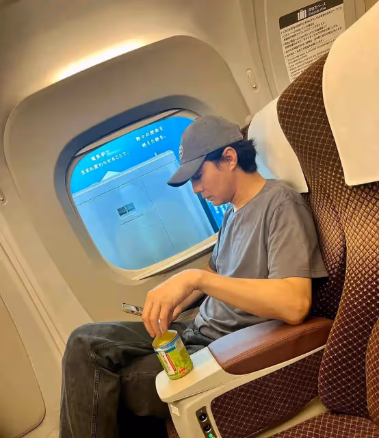 趙寅成更新動態，戴帽子依然有少年，和導演合影腿長到人家肚子