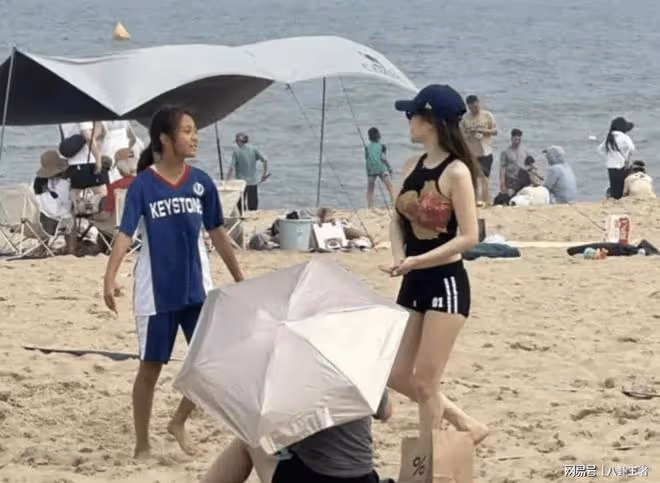 李小璐海邊遊玩!真實身材一言難盡,甜馨膚色黑似野人,太像PGone了