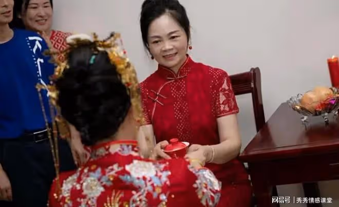新娘索要6萬改口費，婆婆直接掏出銀行卡：回頭再跟你算帳
