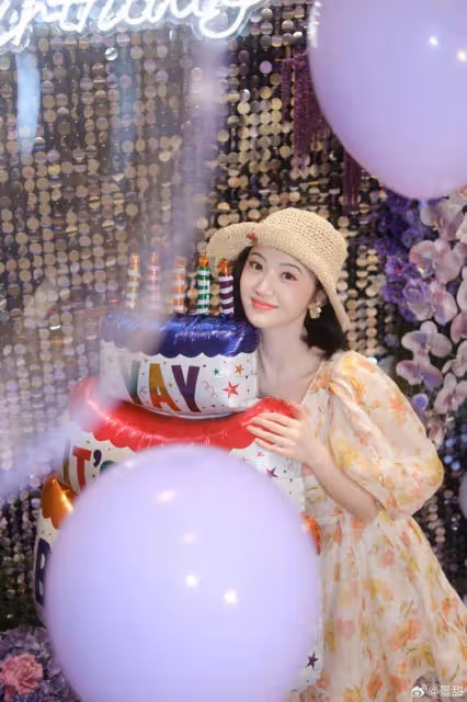 景甜曬36歲生日照，穿碎花裙甜美凍齡，襪子配拖鞋超時尚