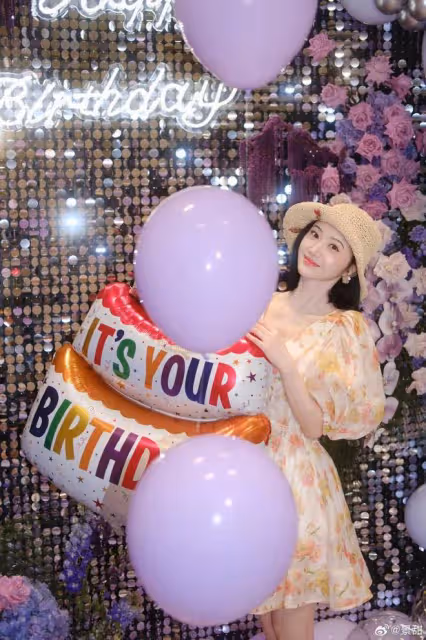 景甜曬36歲生日照，穿碎花裙甜美凍齡，襪子配拖鞋超時尚
