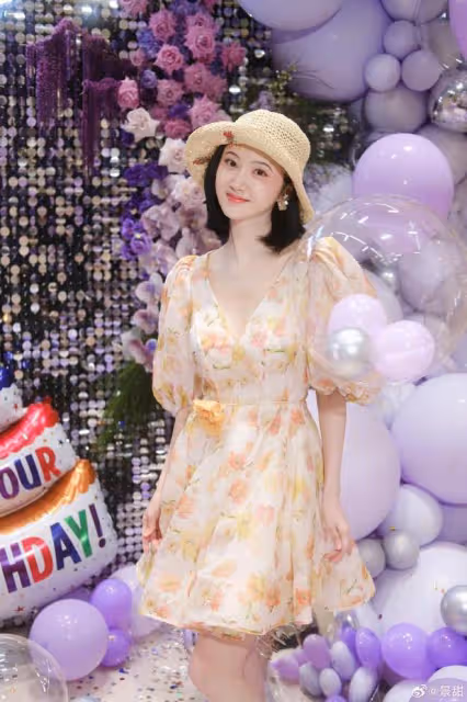 景甜曬36歲生日照，穿碎花裙甜美凍齡，襪子配拖鞋超時尚