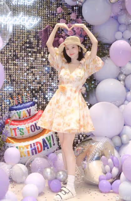 景甜曬36歲生日照，穿碎花裙甜美凍齡，襪子配拖鞋超時尚