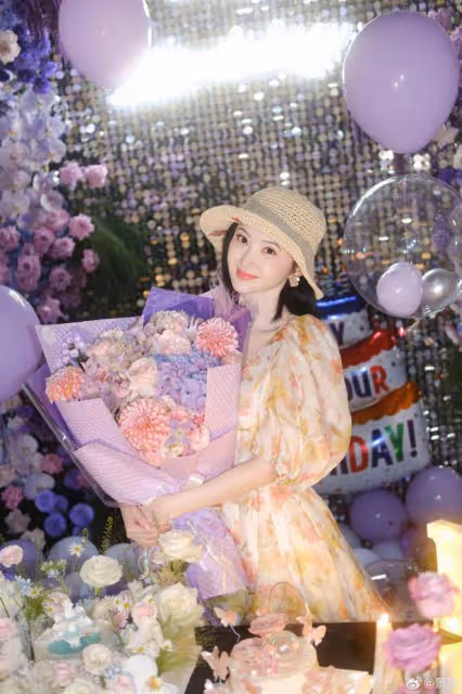 景甜曬36歲生日照，穿碎花裙甜美凍齡，襪子配拖鞋超時尚