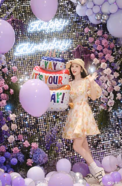 景甜曬36歲生日照，穿碎花裙甜美凍齡，襪子配拖鞋超時尚