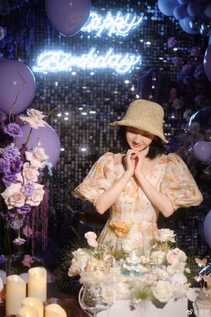 景甜曬36歲生日照，穿碎花裙甜美凍齡，襪子配拖鞋超時尚