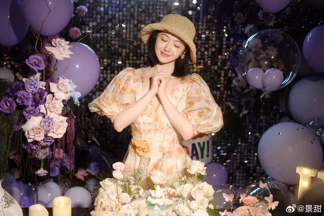 景甜曬36歲生日照，穿碎花裙甜美凍齡，襪子配拖鞋超時尚