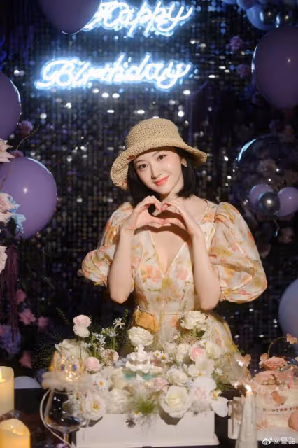 景甜曬36歲生日照，穿碎花裙甜美凍齡，襪子配拖鞋超時尚