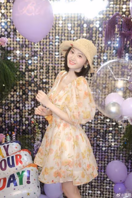 景甜曬36歲生日照，穿碎花裙甜美凍齡，襪子配拖鞋超時尚
