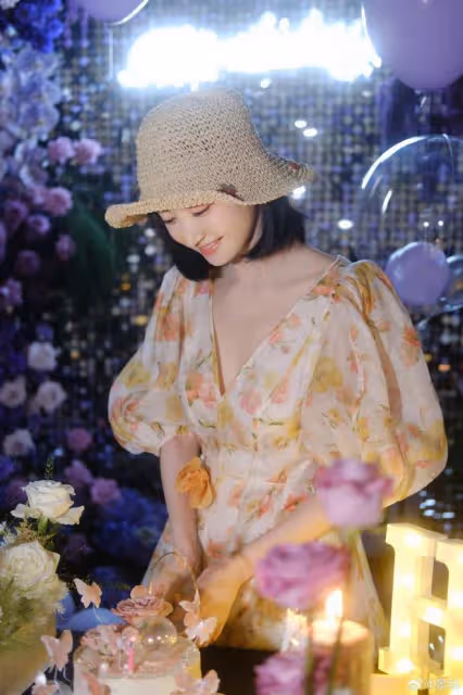 景甜曬36歲生日照，穿碎花裙甜美凍齡，襪子配拖鞋超時尚