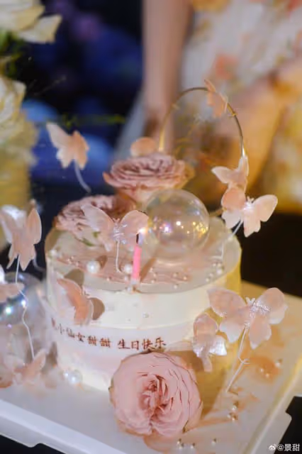 景甜曬36歲生日照，穿碎花裙甜美凍齡，襪子配拖鞋超時尚