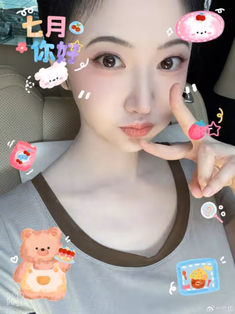 景甜曬36歲生日照，穿碎花裙甜美凍齡，襪子配拖鞋超時尚