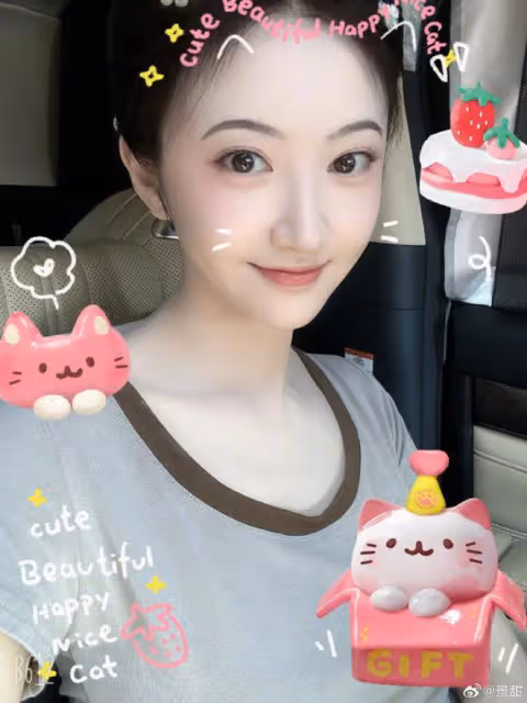 景甜曬36歲生日照，穿碎花裙甜美凍齡，襪子配拖鞋超時尚