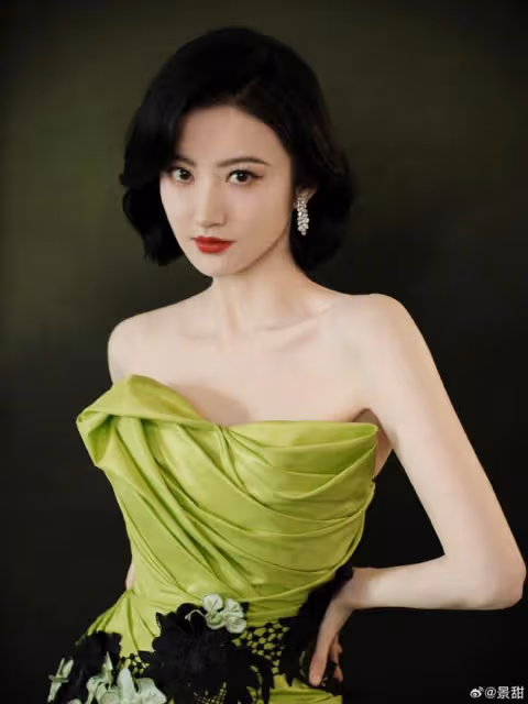 景甜曬36歲生日照，穿碎花裙甜美凍齡，襪子配拖鞋超時尚