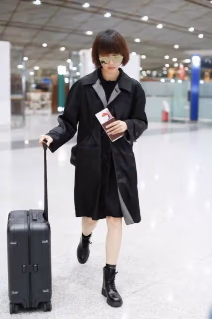袁泉的高級臉隨便穿都美，風衣配短裙罕見秀腿，"玉女腿"同齡少見