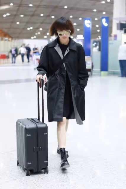 袁泉的高級臉隨便穿都美，風衣配短裙罕見秀腿，"玉女腿"同齡少見