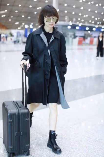 袁泉的高級臉隨便穿都美，風衣配短裙罕見秀腿，"玉女腿"同齡少見