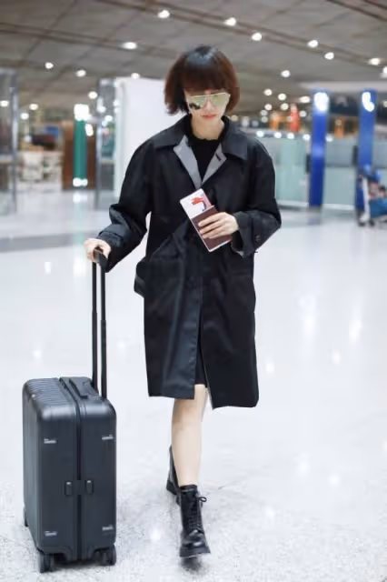袁泉的高級臉隨便穿都美，風衣配短裙罕見秀腿，"玉女腿"同齡少見