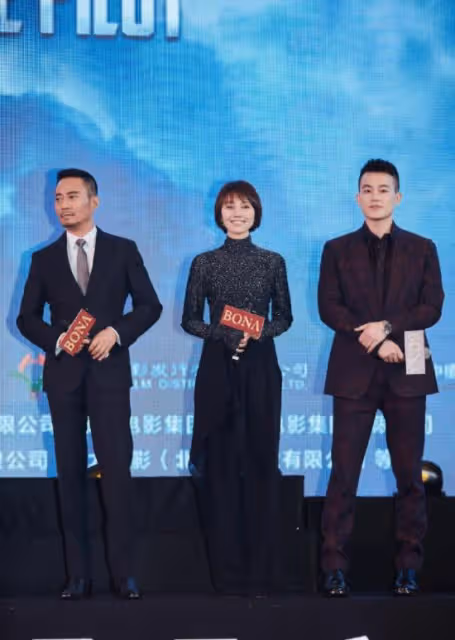 袁泉的高級臉隨便穿都美，風衣配短裙罕見秀腿，"玉女腿"同齡少見