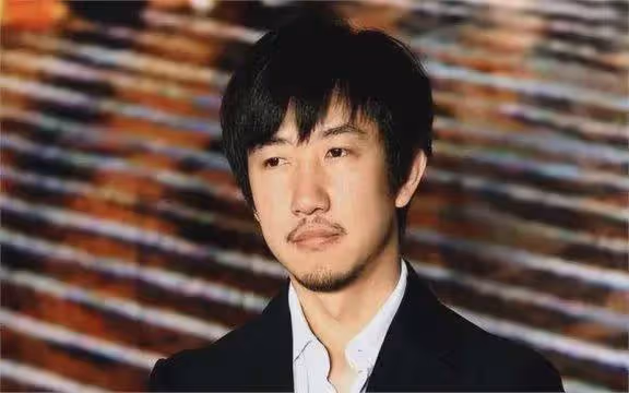 梅婷養他6年,李小冉為他墮胎2次,如今他55歲娶小15歲嬌妻好幸福