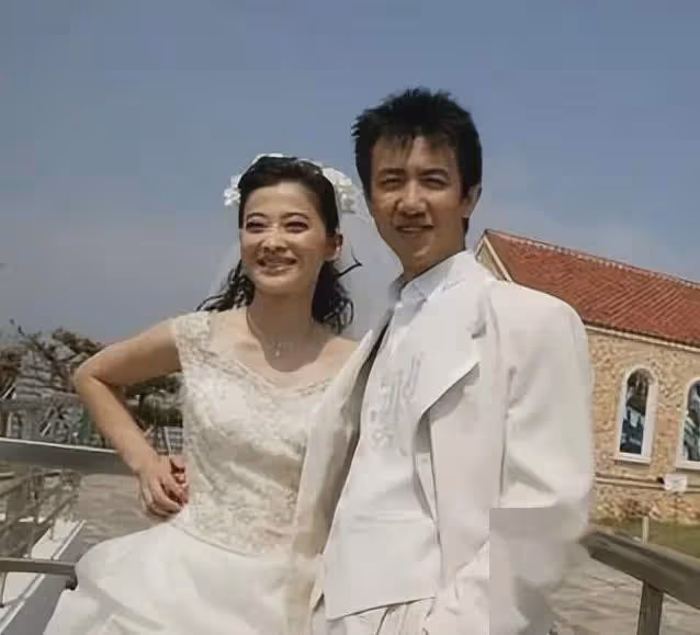 梅婷養他6年,李小冉為他墮胎2次,如今他55歲娶小15歲嬌妻好幸福