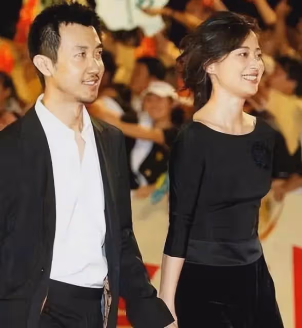 梅婷養他6年,李小冉為他墮胎2次,如今他55歲娶小15歲嬌妻好幸福