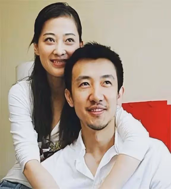 梅婷養他6年,李小冉為他墮胎2次,如今他55歲娶小15歲嬌妻好幸福