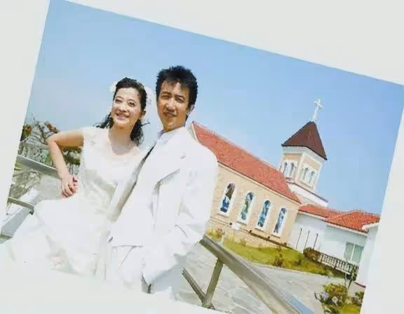 梅婷養他6年,李小冉為他墮胎2次,如今他55歲娶小15歲嬌妻好幸福